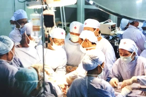 Dấu ấn y tế Việt Nam qua những ca đại phẫu thuật - Bài 2: 15 giờ làm nên kỳ tích