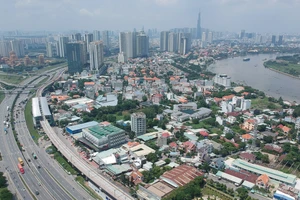 Tuyến metro số 1 chạy dọc xa lộ Hà Nội, quận 2. Ảnh: CAO THĂNG