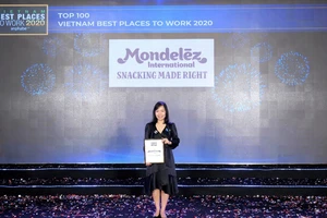 Bà Lê An Bình - Phó Tổng Giám Đốc Nhân Sự công ty Mondelez Kinh Đô nhận giải thưởng