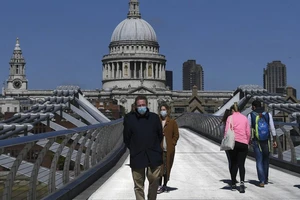 Người dân đeo khẩu trang phòng dịch COVID-19 tại London, Anh . Ảnh: Getty Images