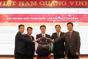 Phó Thủ tướng Vũ Đức Đam và Tổng Giám đốc TTXVN Nguyễn Đức Lợi cùng các đại biểu thực hiện nghi thức khai trương Trang thông tin Đại hội đại biểu toàn quốc lần thứ XIII của Đảng. 