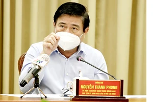Chủ tịch UBND TPHCM Nguyễn Thành Phong phát biểu chỉ đạo tại cuộc họp. Ảnh: HOÀNG HÙNG