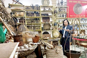 Ông Nguyễn Quang Cương bên các hiện vật trưng bày tại Bảo tàng Hoa Cương