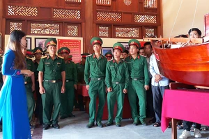 Cán bộ, chiến sĩ lực lượng vũ trang tỉnh Cà Mau tham quan Di tích khởi nghĩa Hòn Khoai