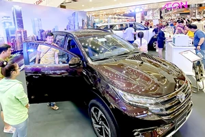 Trưng bày nhiều mẫu ô tô mới tại Aeon Mall Bình Tân, TPHCM. Ảnh: CAO THĂNG
