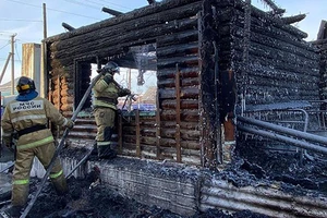 Nhân viên cứu hỏa tại viện dưỡng lão ở Bashkortostan, miền trung Nga sáng 15-12. Ảnh: Tass