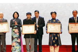 Phó Chủ tịch nước Đặng Thị Ngọc Thịnh với các nghệ nhân nhân dân được vinh danh