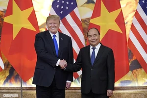 Thủ tướng Nguyễn Xuân Phúc (phải) bắt tay Tổng thống Mỹ Donald Trump tại cuộc hội kiến ở Hà Nội hồi tháng 2-2019. Ảnh: VGP