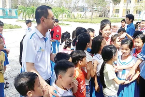 Đại diện Tập đoàn Đất Xanh cùng các mạnh thường quân thăm và trao quà cho Trường Tiểu học Hùng Vương (Tam Kỳ, Quảng Nam) bị tốc mái hoàn toàn sau cơn bão số 9