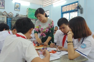 Học sinh Trường THCS Cầu Kiệu (quận Phú Nhuận) trong giờ học môn nghề phổ thông