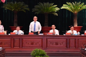 Đồng chí Nguyễn Thiện Nhân cùng các đồng chí lãnh đạo TPHCM dự Hội nghị Thành ủy TPHCM lần thứ 3. Ảnh: VIỆT DŨNG