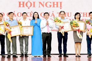 Chủ tịch UBND TPHCM Nguyễn Thành Phong và Phó Chủ tịch UBND TPHCM Phan Thị Thắng biểu dương các doanh nghiệp thực hiện tốt việc nộp thuế. Ảnh: VIỆT DŨNG