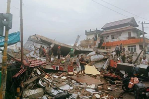 Nhiều ngôi nhà bị sập trong động đất ở Mamuju, Tây Sulawesi, Indonesia, ngày 15-1. Ảnh: AP.