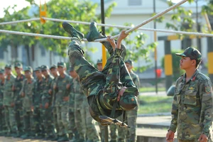 Chiến sĩ Trung đoàn 31 luyện tập vượt vật cản tổng hợp 