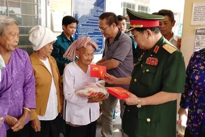 Đoàn tặng quà các gia đình chính sách tại xã Tân Ninh, huyện Tân Thanh, tỉnh Long An