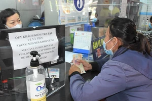 Tại các cửa bán vé của ga Sài Gòn trang bị các bình xịt khử khuẩn cho hành khách. Ảnh: ĐÌNH LÝ