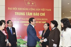 Bí thư Thành ủy TPHCM Nguyễn Văn Nên trao đổi cùng các đại biểu đoàn TPHCM tại Đại hội XIII của Đảng trong ngày 29-1. Ảnh VIẾT CHUNG