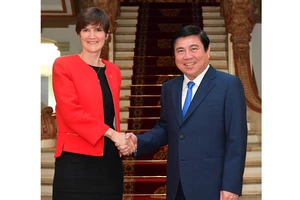 Chủ tịch UBND TPHCM Nguyễn Thành Phong tiếp Tổng lãnh sự Anh Emily Hamblin. Ảnh: Việt Dũng