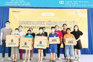 LOCK&LOCK trao tặng quà Tết trẻ em làng SOS Việt Nam 