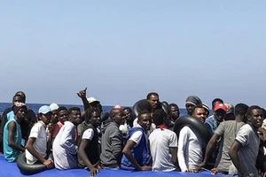 Giải cứu hơn 230 người di cư trái phép ngoài khơi Libya