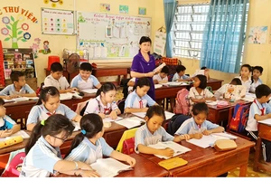 Cô Phương Thảo giảng dạy cho học sinh lớp 4 ở Trường Tiểu học Việt Lâm năm học 2019-2020