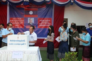 Người dân thủ đô Vientiane bỏ phiếu bầu đại biểu Quốc hội Lào khóa IX và đại biểu Hội đồng nhân dân thành phố khóa II