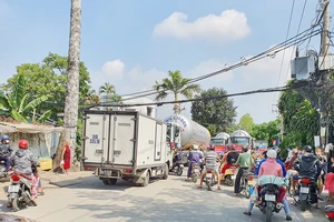 Ùn tắc giao thông đã xảy ra tại khu vực CCN Tài Lộc (ảnh chụp ngày 18-2)