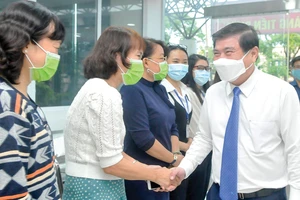 Chủ tịch UBND TPHCM Nguyễn Thành Phong thăm cán bộ, y bác sĩ Trung tâm Kiểm soát bệnh tật TPHCM. Ảnh: CAO THĂNG