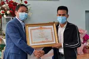 Trao bằng khen của Thủ tướng cho công dân Nguyễn Ngọc Mạnh