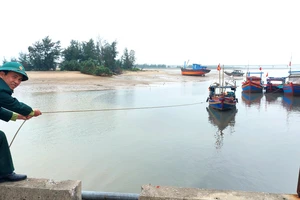 Cảng cá Xuân Hội bị bồi lắng khiến tàu thuyền của ngư dân bị mắc cạn