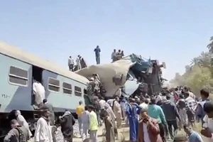 Hiện trường vụ tai nạn tàu hỏa thảm khốc tại Ai Cập. Nguồn: nypressnews.com