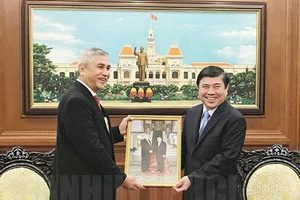 Chủ tịch UBND TPHCM Nguyễn Thành Phong tiếp ông Hanif Salim trong ngày nhận nhiệm vụ hồi tháng 3-2018. Ảnh: hcmcpv