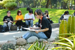 Các bạn sinh viên trong giờ thực hành vẽ tại công viên Tao Đàn. Ảnh: Việt Dũng