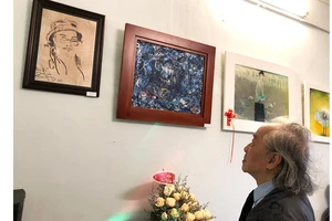 Nhà văn, dịch giả Bửu Ý bên bức tranh chân dung họa sĩ Bửu Chỉ do nhạc sĩ Trịnh Công Sơn vẽ, được trưng bày tại triển lãm tranh “Trịnh và những âm ba”