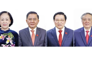 Từ trái sang, các đồng chí: Trương Thị Mai, Trần Cẩm Tú, Phan Đình Trạc và Nguyễn Hòa Bình