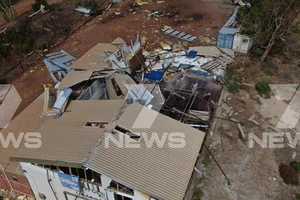 Bão Seroja làm nhiều ngôi nhà bị hư hại