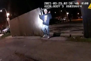 Công bố video cảnh sát Chicago bắn chết thiếu niên 13 tuổi