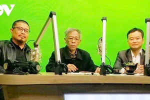 Nhà thơ Hoàng Nhuận Cầm (giữa) trong một chương trình của Đài Tiếng nói Việt Nam. Ảnh: VOV