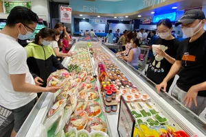 Người dân mua sắm tại một siêu thị ở TPHCM. Ảnh: CAO THĂNG