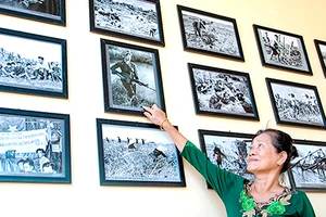 Chị Lâm Hồng Đẹp xem lại ảnh chân dung mình tại triển lãm