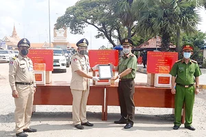 Công an TPHCM và Long An trao tặng kinh phí, trang thiết bị y tế cho Cảnh sát Hoàng gia Campuchia