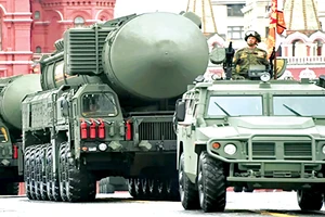 Xe đa dụng Tigr-M hộ tống xe chở đạn kiêm bệ phóng tên lửa đạn đạo xuyên lục địa (ICBM) Yars trong lễ duyệt binh 