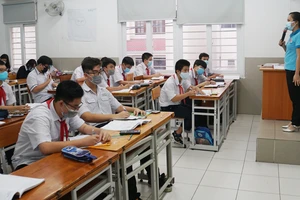 Học sinh khối 9, Trường THCS Nguyễn Du (quận 1) ôn tập trực tiếp tại trường