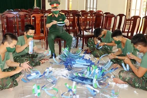 Cán bộ chiến sĩ Trung đoàn 6 thuộc bộ chỉ huy quân sự tỉnh thừa thiên Huế là chắn giọt bắn tặng nước bạn Lào chống dịch
