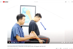  Bác sĩ Nguyễn Viết Tân đang hướng dẫn các bài tập giảm đau thần kinh tọa tại nhà trên kênh YouTube