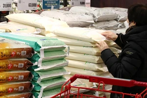 Người tiêu dùng chọn mua gạo tại một siêu thị ở thủ đô Seoul, Hàn Quốc. Ảnh: Yonhap
