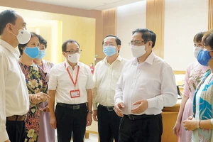 Thủ tướng Phạm Minh Chính trao đổi với các nhà khoa học, các đơn vị, doanh nghiệp tham gia nghiên cứu, sản xuất vaccine Covid-19 tại Việt Nam. Ảnh: VIẾT CHUNG