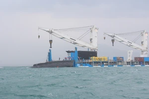 Tàu ngầm 183 - TPHCM được hạ thủy khỏi tàu Rolldoc của Hà Lan (tháng 3-2014)