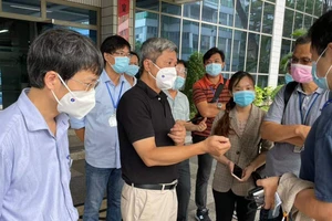 Thứ trưởng Bộ Y tế Nguyễn Trường Sơn kiểm tra công tác tiêm chủng cho công nhân tại TPHCM. Ảnh: Bộ Y tế