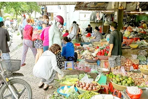 Một chợ tự phát ở quận Bình Thạnh vẫn hoạt động nhộn nhịp trong ngày 20-6. Ảnh: ĐOÀN HIỆP